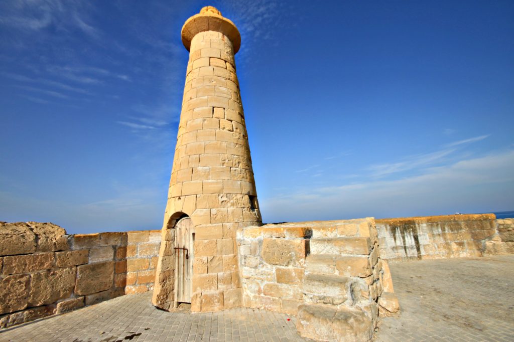 LANDEMERKE: Det gamle fyrtårnet ytterst på moloen i Kyrenia.