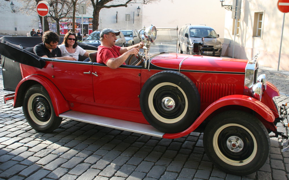 Lei av å gå til fots- hvorfor ikke leie en veteranbil med sjåfør som guide