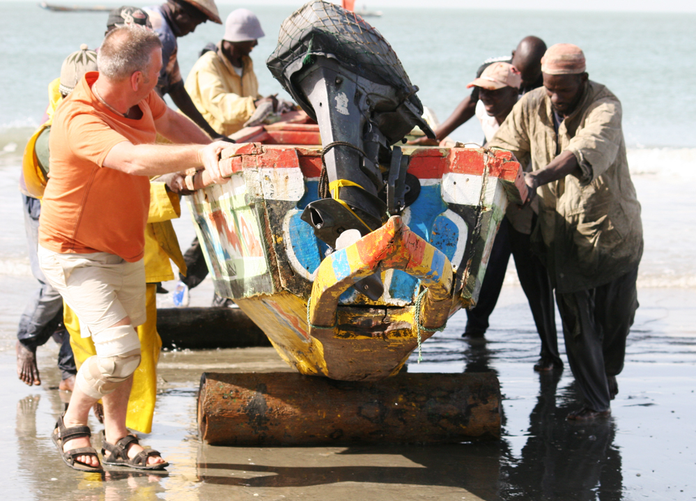 fiskebåt i gunjur i gambia