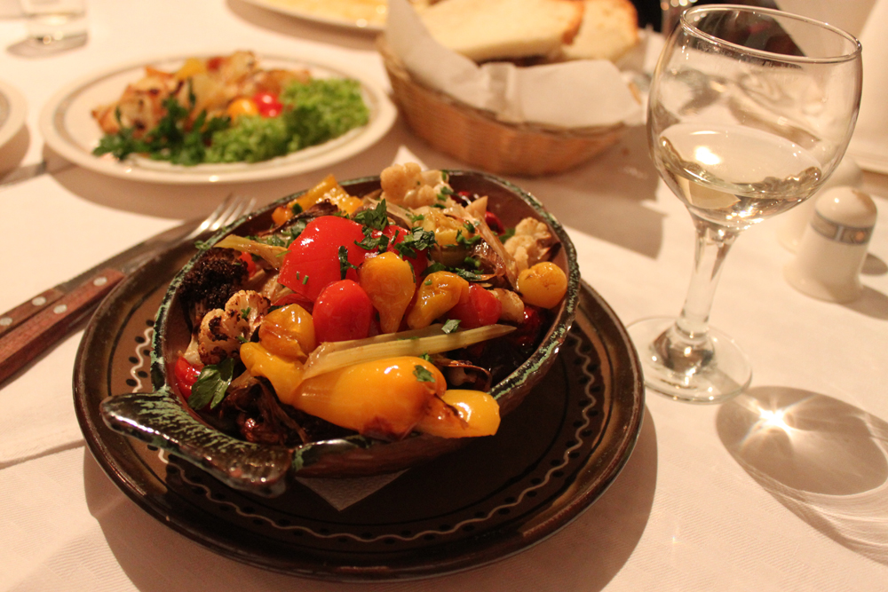 Lokale lekkerbisker servert på lokalt vis.