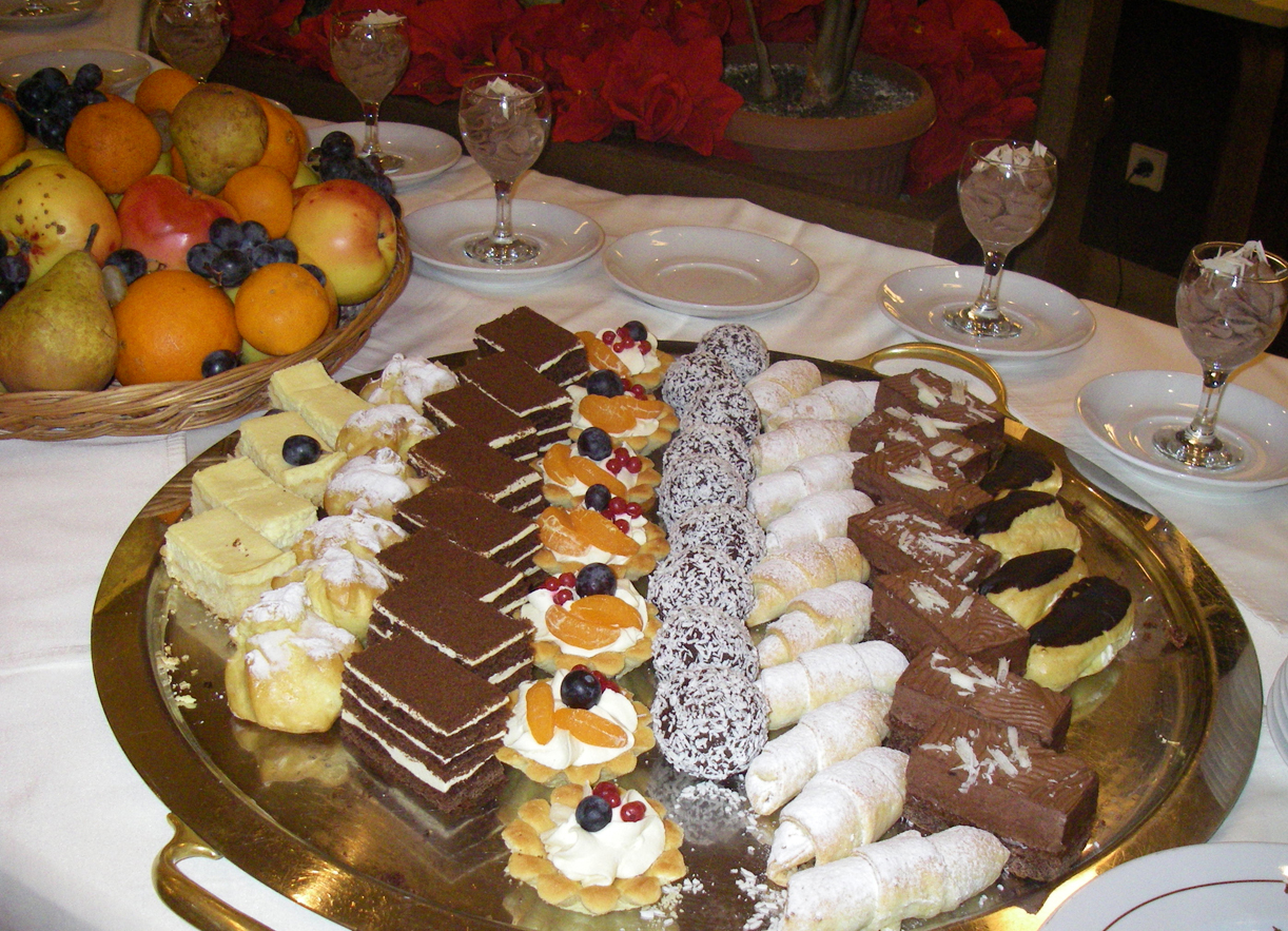 SØTT: Dessertbordet på hotellet står i stil med apetitten etter en dag i bakken.