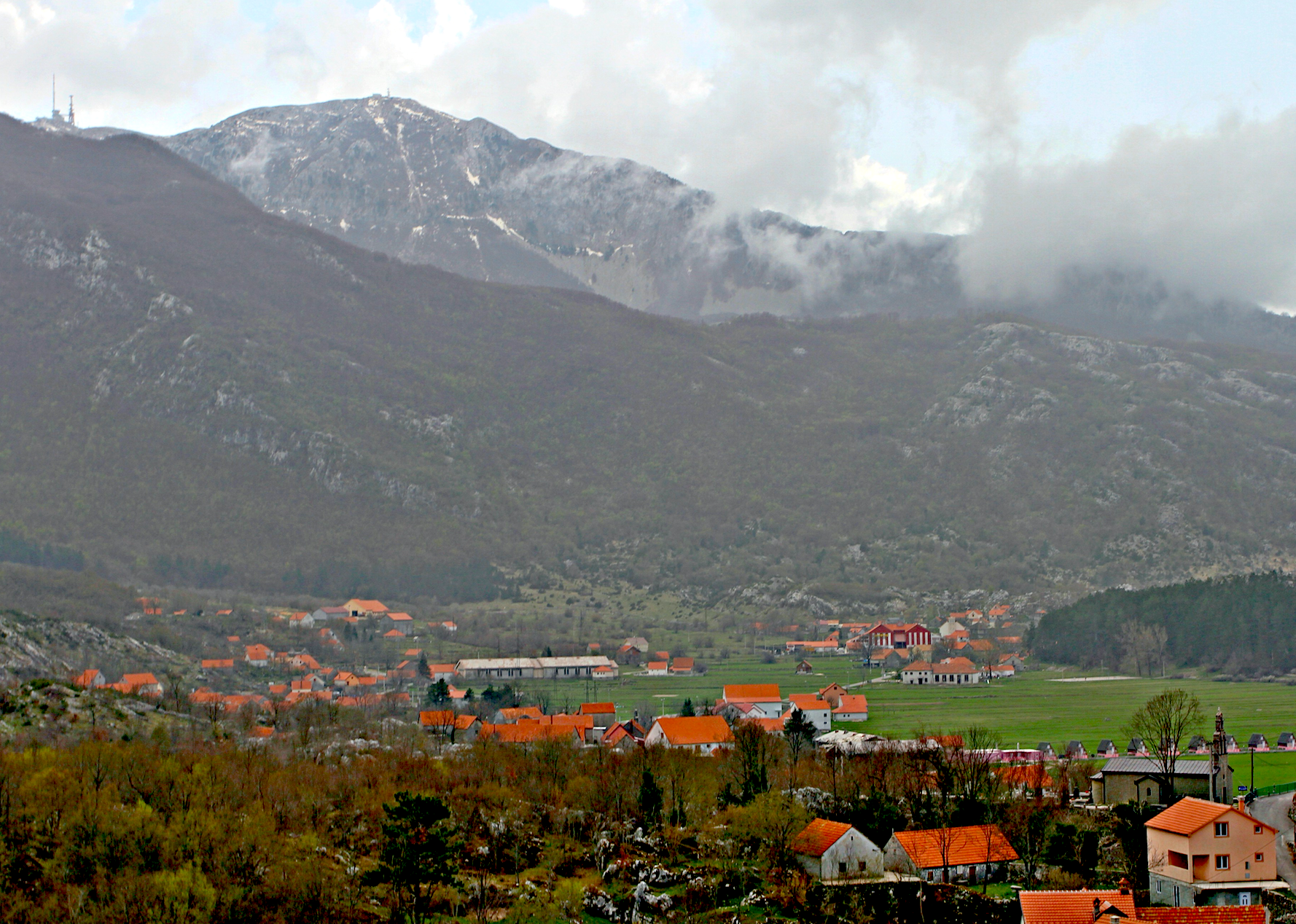 NASJONALPARK: Landsbyen Bukovicu med den 1748 meter høye toppen Stirovnik.