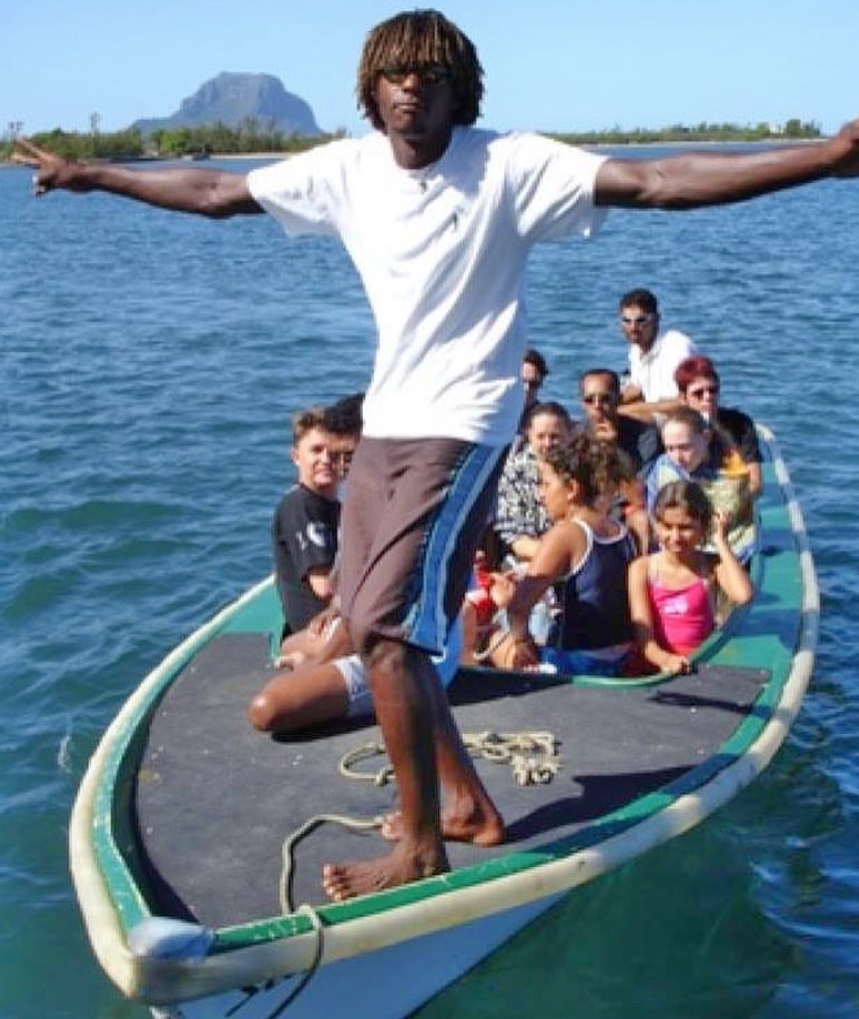 Båttur med turister utenfofor Le Morne. Skippern poserer gladelig..)