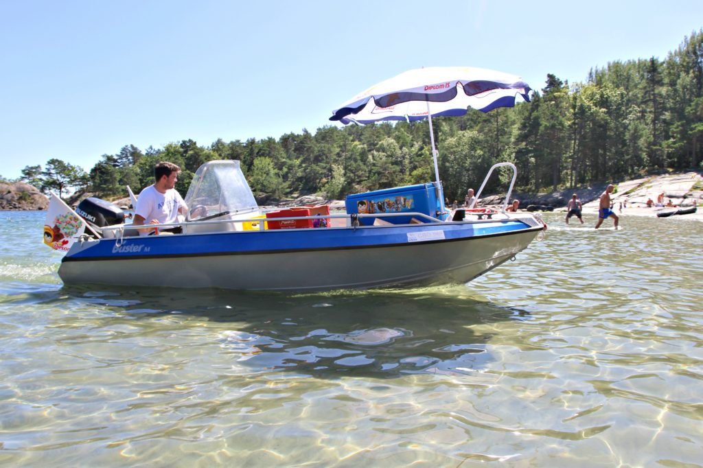 ISBÅTEN: Brus, is og potetegull serveres på stranden.