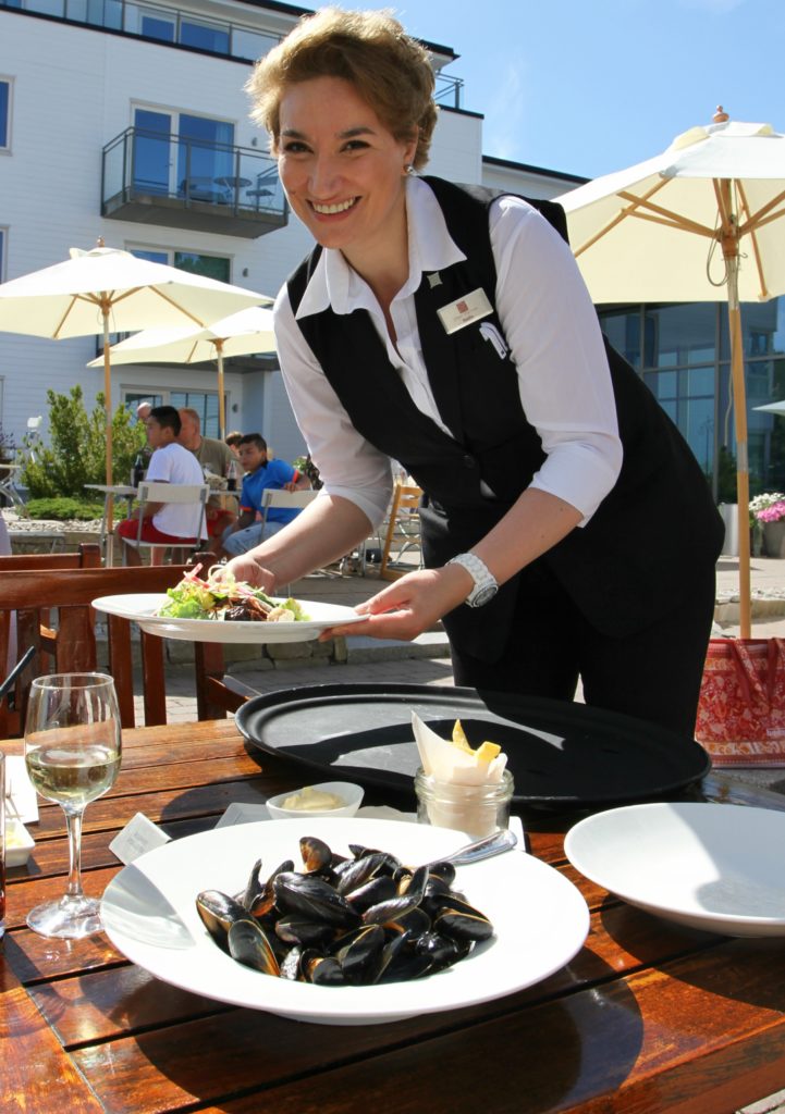 LUNSJ: Servitør Nadia sørger for meget godt pleie og matstell på terrassen.