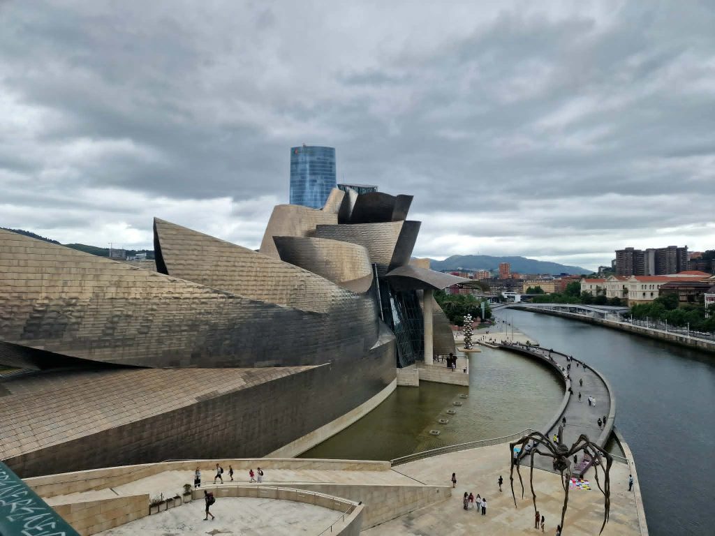 OBLIGATORISK: Guggenheimmuseet er imponerende både innvendig og utenfra.